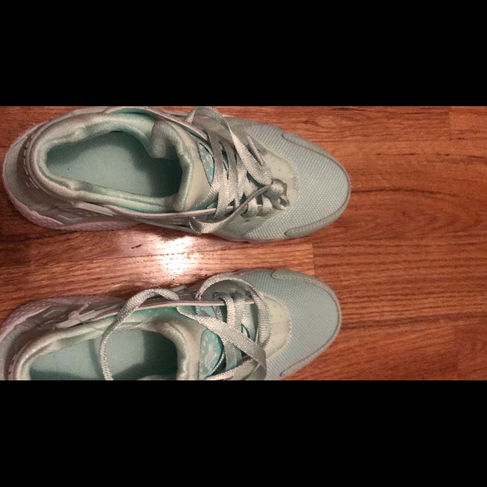 Nike girl’s huarache mint green brand new